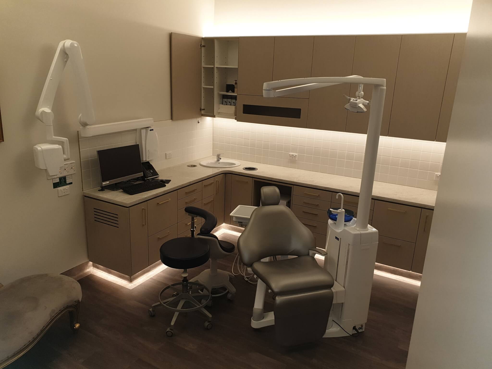 Iconic dentistry chair and lights electrical project